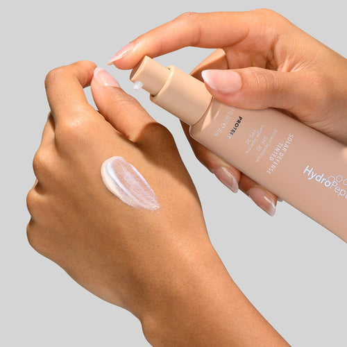 Toepassing van Solar Defense Tinted SPF 30 op de huid